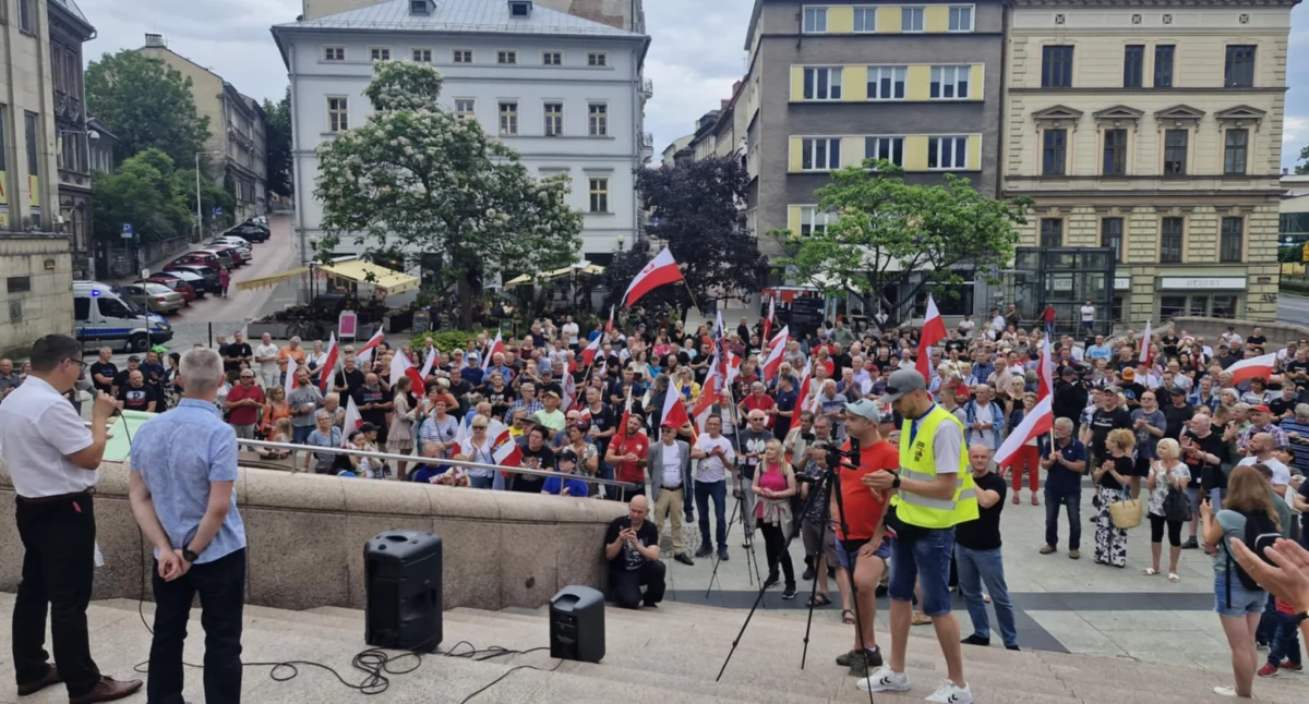 Protest na placu Chrobrego w Bielsku-Białej: sprzeciw wobec polityki migracyjnej