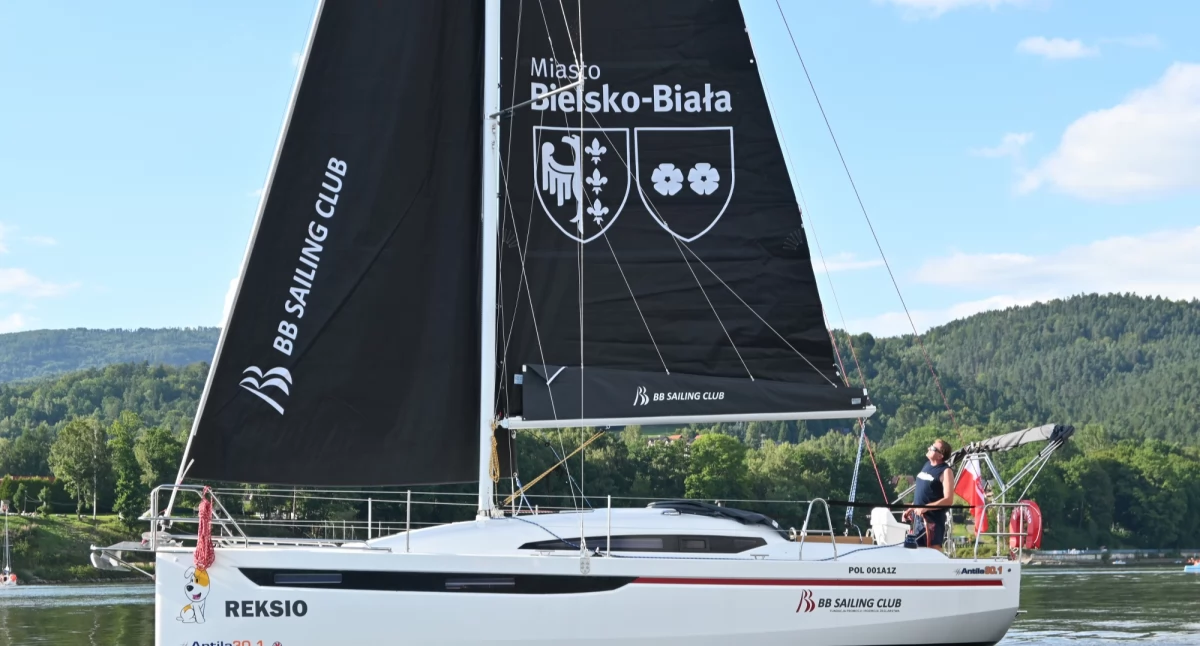 Reksio wypływa na szerokie wody Jeziora Żywieckiego