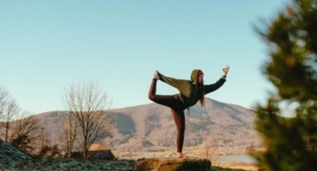 Joga Vinyasa na dachu Cavatina Hall. Wieczór pełen ruchu, oddechu i relaksu