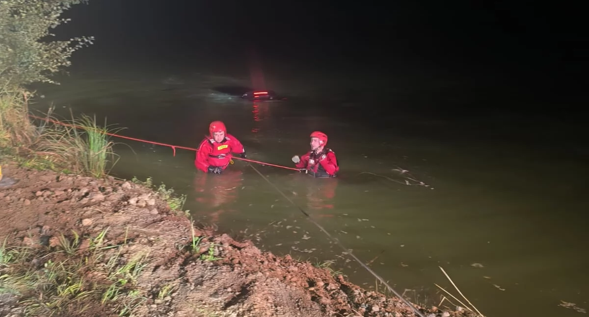 Nocna akcja strażaków w Bestwinie. Samochód w stawie