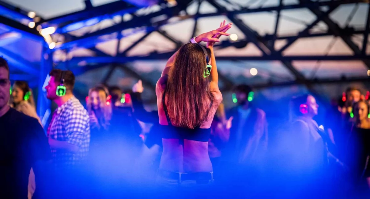Silent disco na dachu Cavatina Hall. Impreza pod gwiazdami
