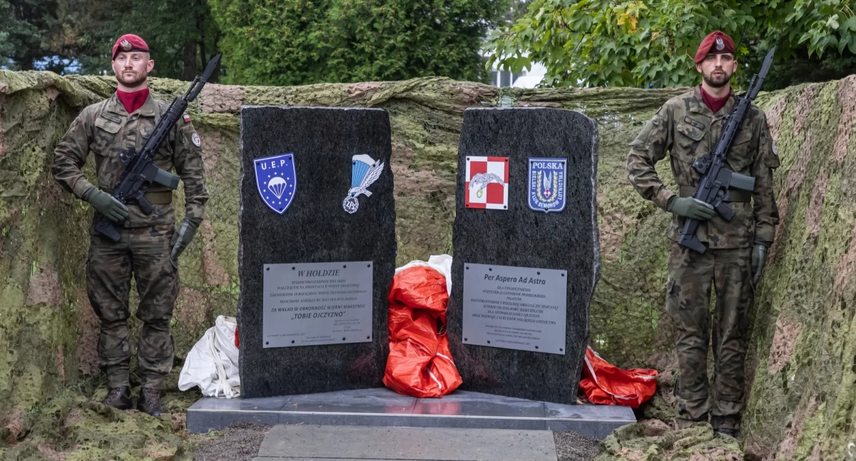 Uroczyste odsłonięcie tablic ku czci spadochroniarzy i lotników