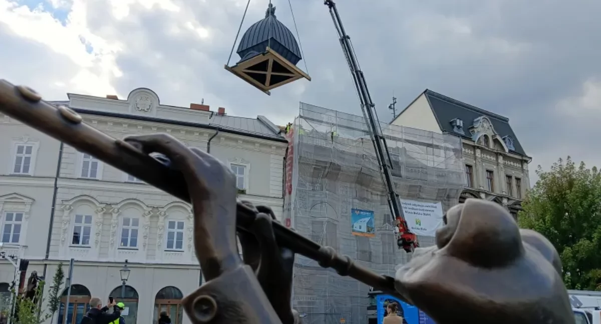 Historyczny hełm wrócił na dach kamienicy przy ul. 11 Listopada w Bielsku-Białej