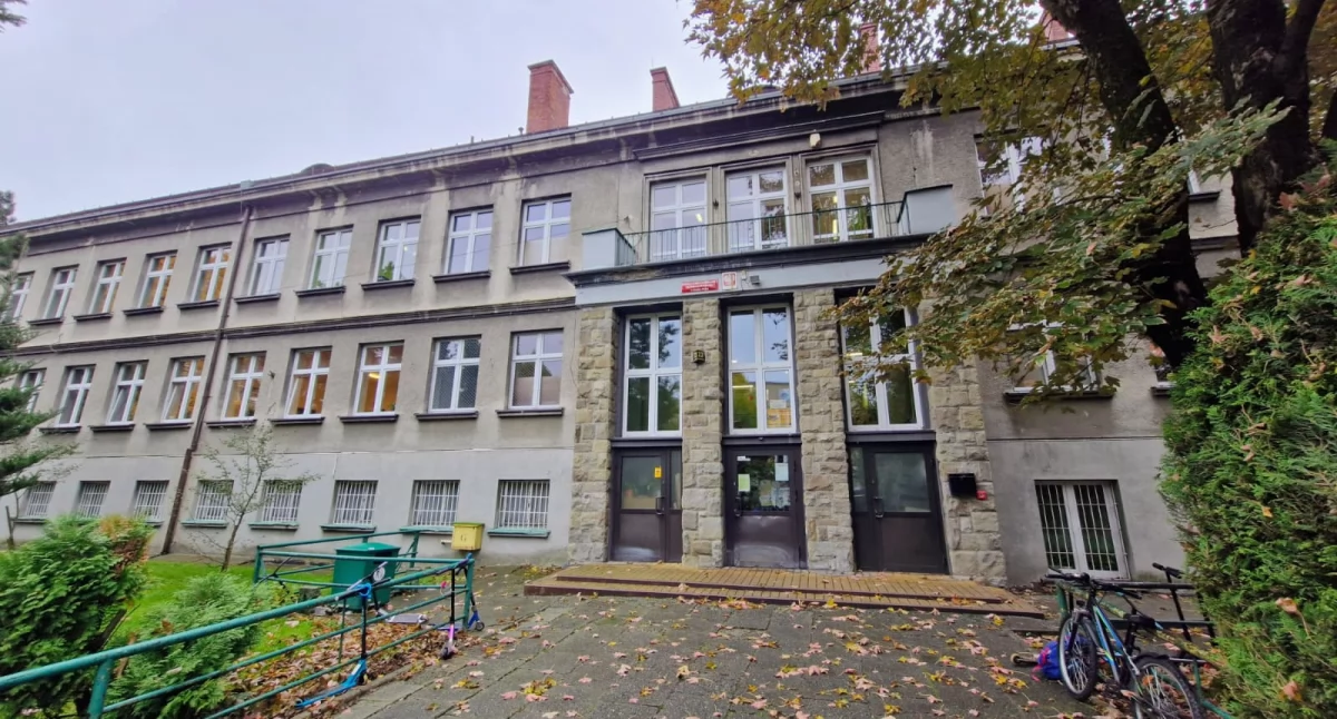 Mieszkańcy centrum Bielska-Białej wystosowali petycję przeciwko likwidacji szkoły przy ul. Broniewskiego