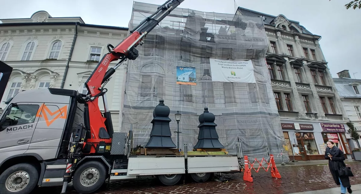 Zabytkowa kamienica w centrum Bielska-Białej odzyskuje przedwojenny wygląd