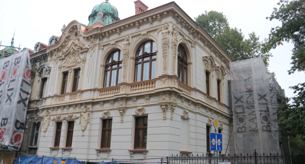 Pałacyk Rosta w Bielsku-Białej odzyskuje dawny blask – trwa remont konserwatorski