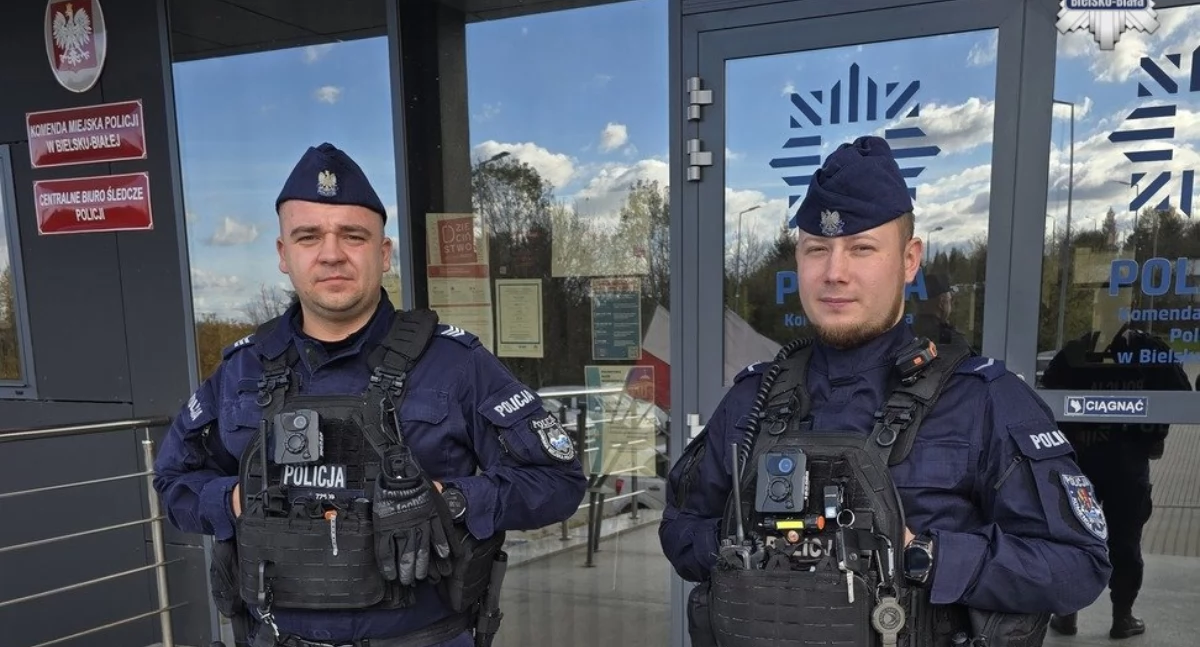 Bielscy policjanci uratowali mieszkańców z płonącego budynku