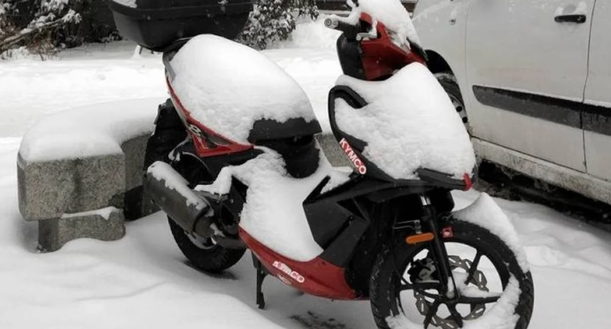 Jechał na motorowerze w zimowych warunkach – miał sądowy zakaz prowadzenia pojazdów