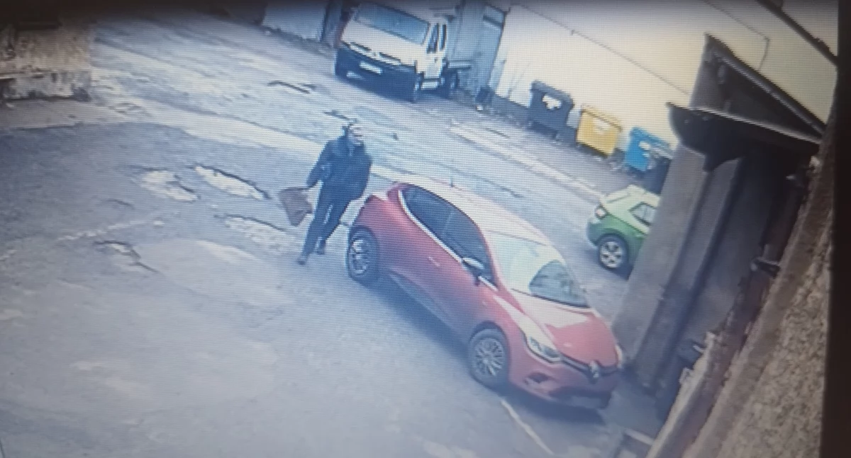Policja poszukuje mężczyzny podejrzewanego o kradzież z pojazdu przy ul. 1 Maja