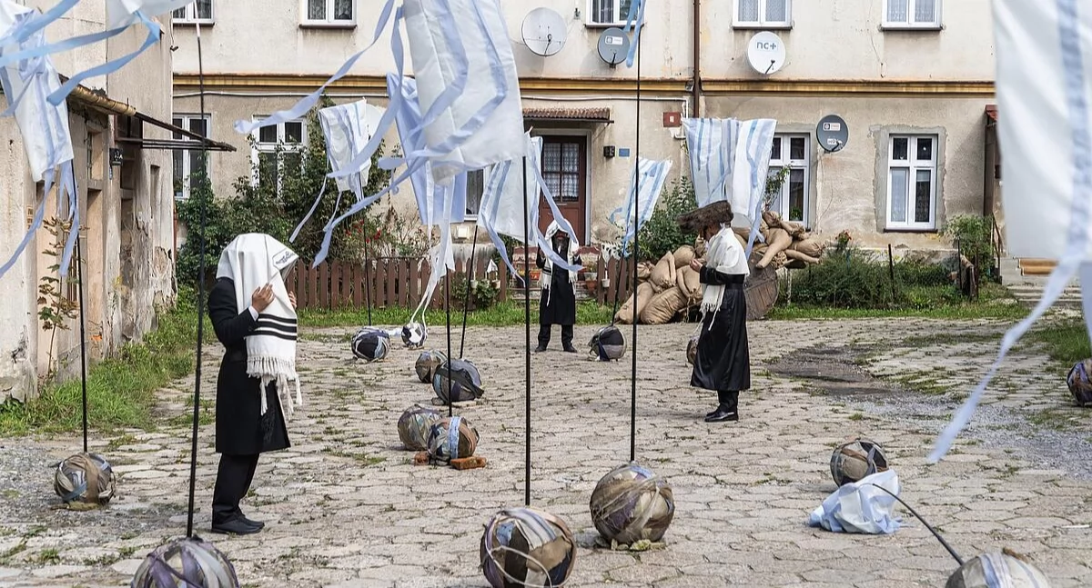 Historia ukryta w murach. Teatr Polski przypomina losy pralni obozu Auschwitz‑Birkenau przy ul. 11 Listopada 63