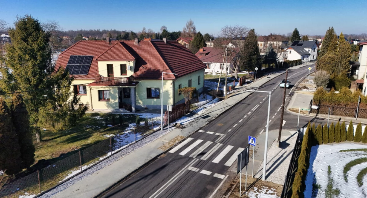 Zakończono przebudowę ul. Sikorskiego w Zabrzegu. Ostatni etap inwestycji oficjalnie oddany do użytku