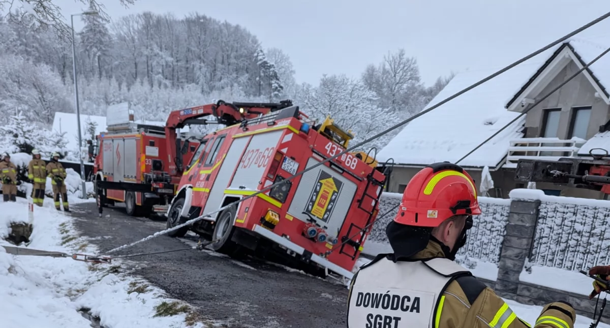 Bielscy strażacy pomagali w powiecie cieszyńskim. Wyciągali z rowu wóz OSP Hażlach