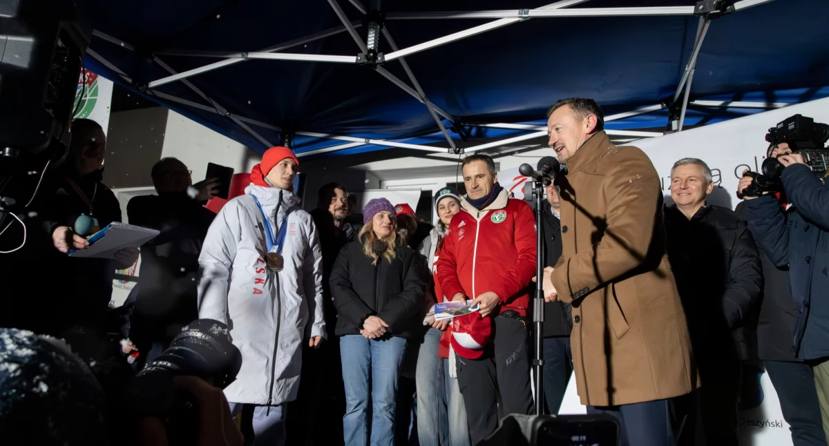 Tłumy kibiców i uroczyste powitanie potrójnego medalisty olimpijskiego Kacpra Tomasiaka w Bielsku‑Białej i w Bystrej