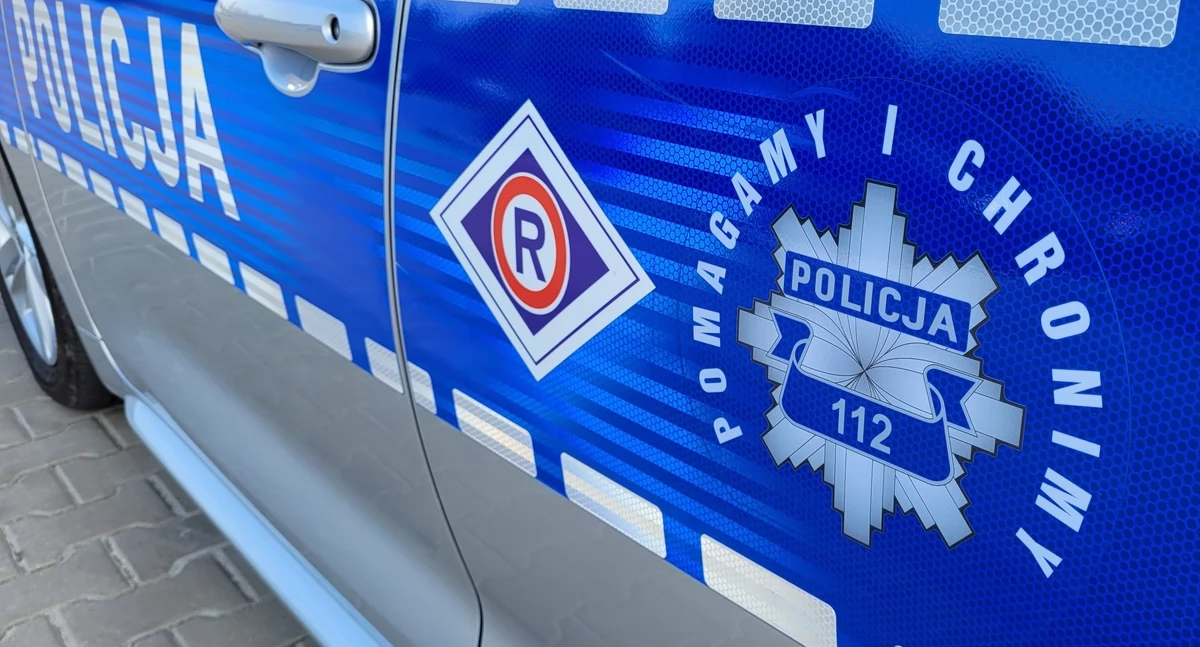 72‑latek celowo taranował zaparkowane auto. Policja z Bielska‑Białej wyjaśnia nietypowe zdarzenie