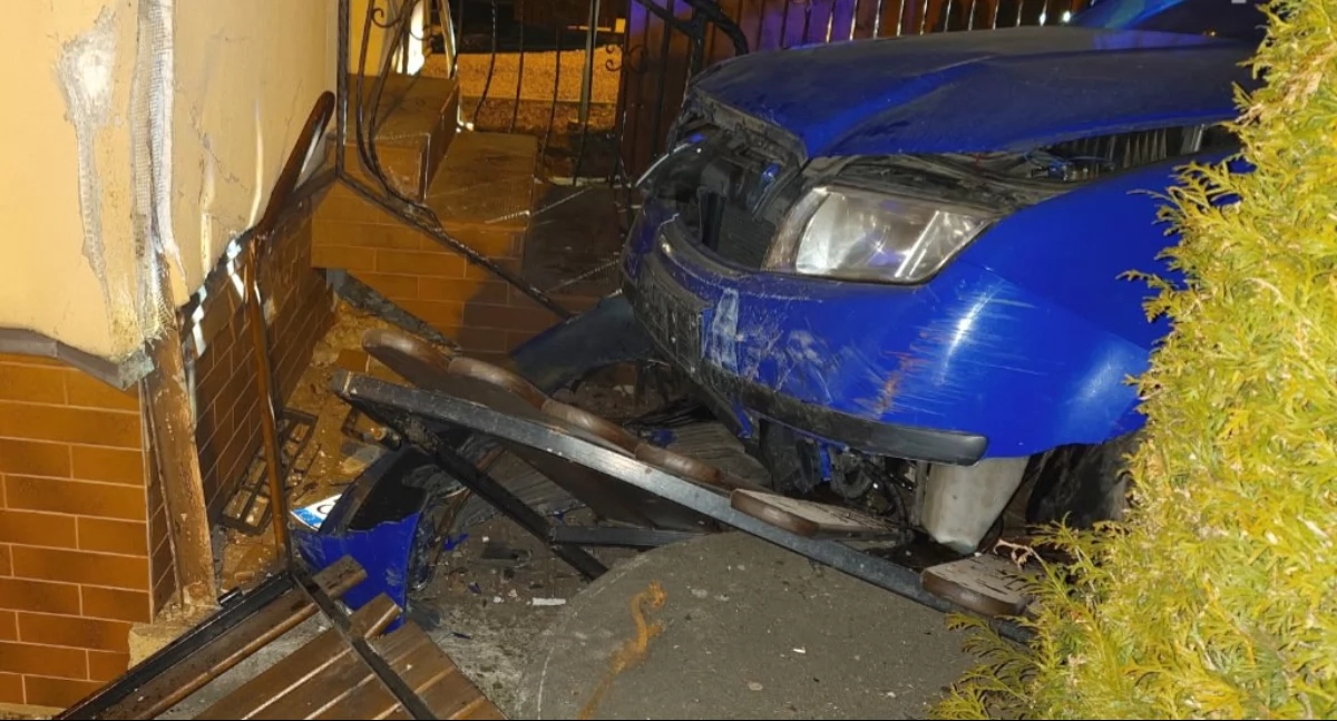 Pijana kierująca wjechała w ogrodzenie i budynek. Policja interweniowała na ul. Krzemionki