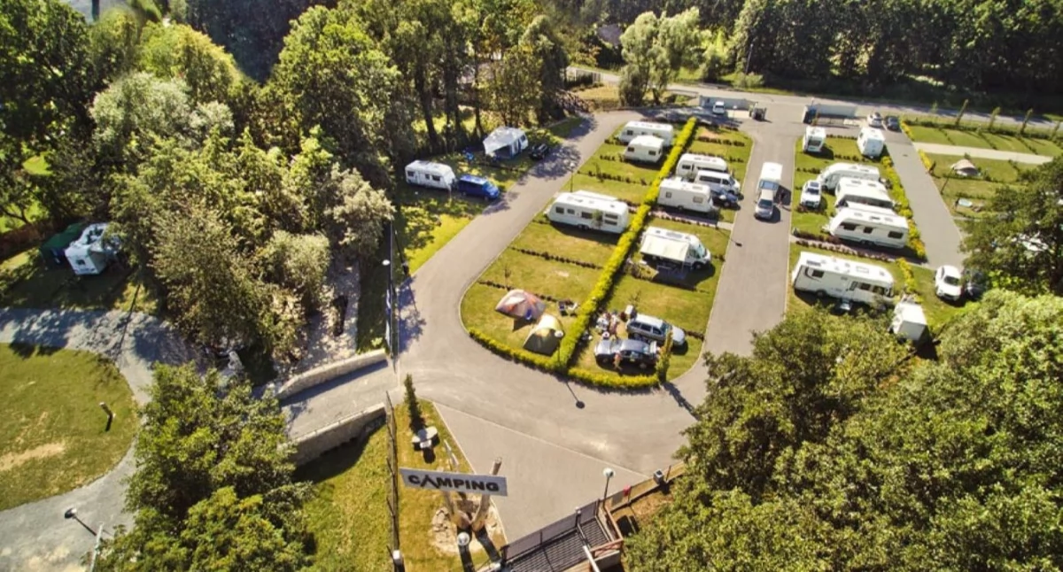 Najlepszy camping w Małopolsce? Odkryj standard premium z dostępem do basenów i jeziora