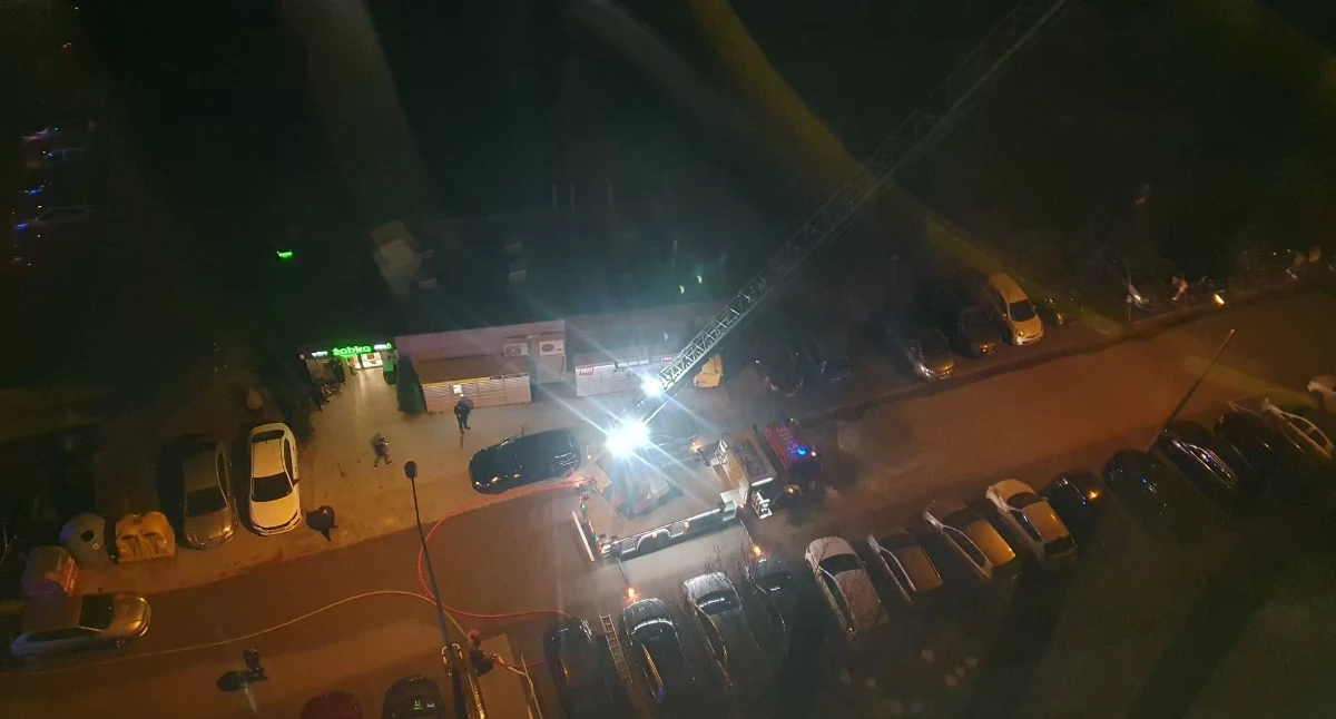 Pożar na dachu bloku przy ul. Podgórze. Szybka akcja strażaków zapobiegła tragedii