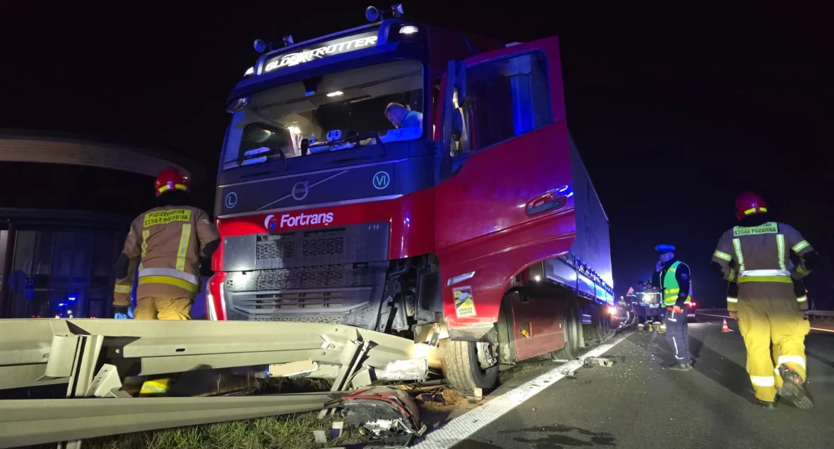 Kolizja ciężarówki i busa na S52 w Jasienicy. Droga częściowo zablokowana przez blisko dwie godziny