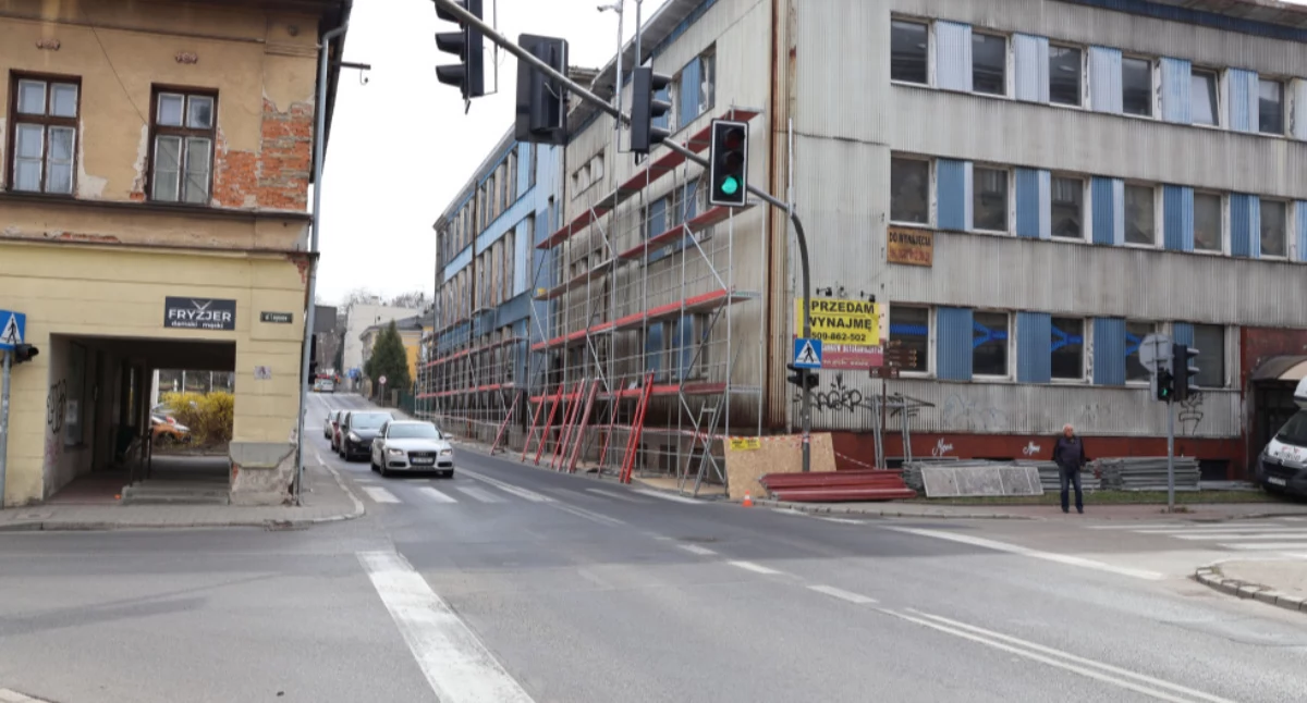 Awaryjne zamknięcie chodnika przy ul. Piłsudskiego. Utrudnienia potrwają około dwóch tygodni