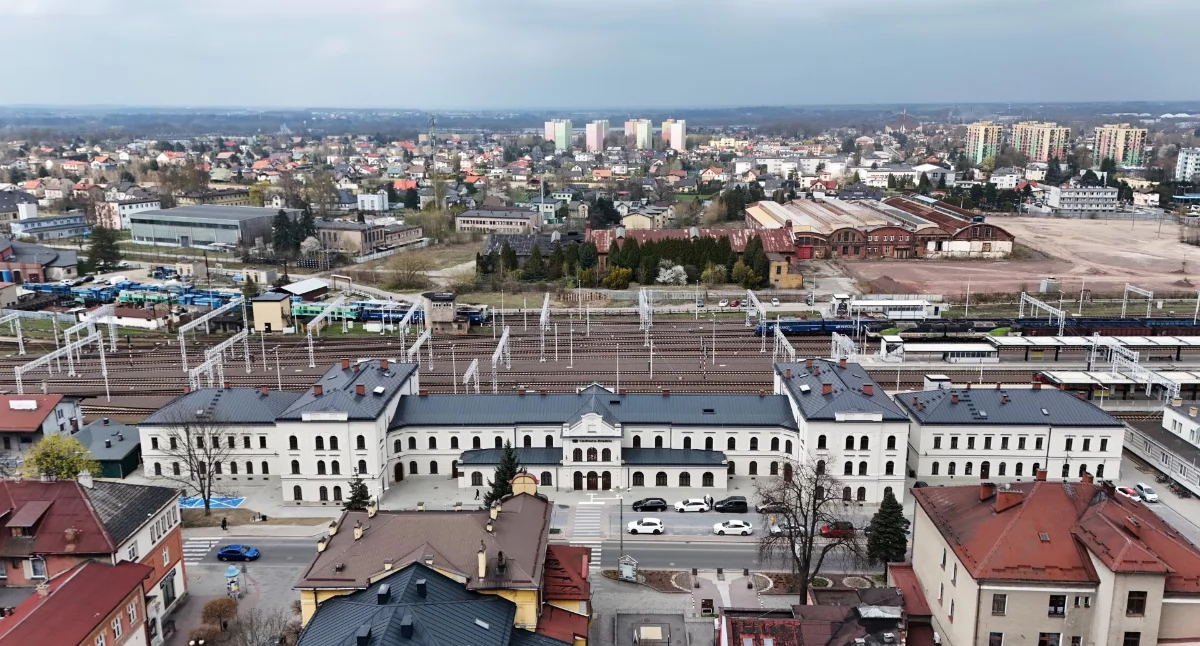 Dworzec kolejowy w Czechowicach‑Dziedzicach po remoncie. Historyczny obiekt odzyskał blask i zyskał nowe funkcje