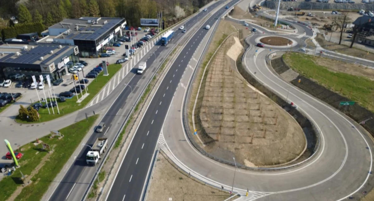 Nowe rondo i łącznica na Mazańcowickiej już otwarte. Kierowcy korzystają z przebudowanego węzła drogowego