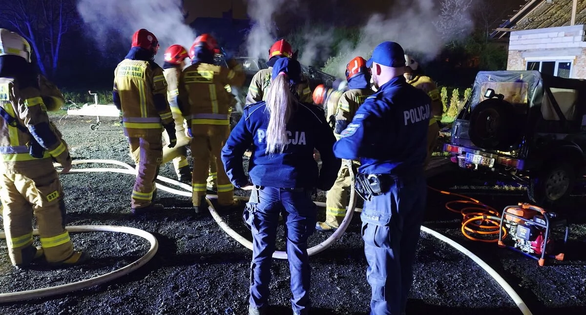 Pożar samochodu elektrycznego na ul. Czorsztyńskiej. Akcja gaśnicza trwała całą noc