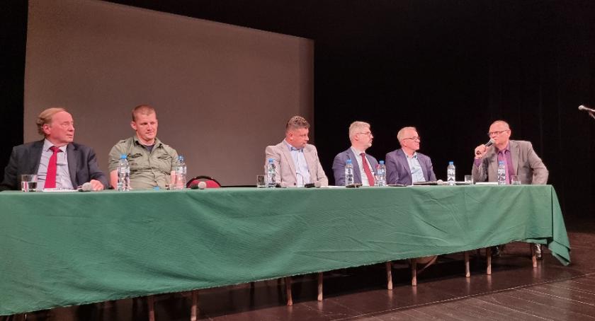 Dyskusja w cieniu protestu