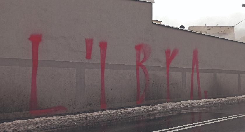 Tajemnicza napis Libya pojawia się bielskich murach