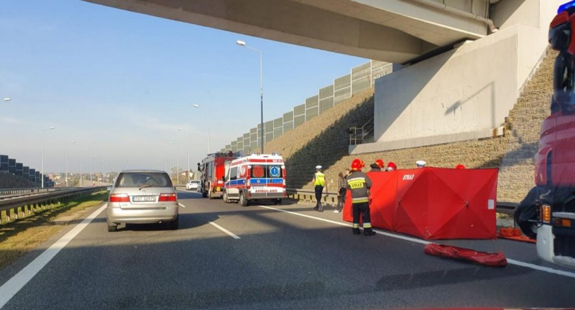 Młody mężczyzna spadł z wiaduktu. Wcześniej zmarła jego mama