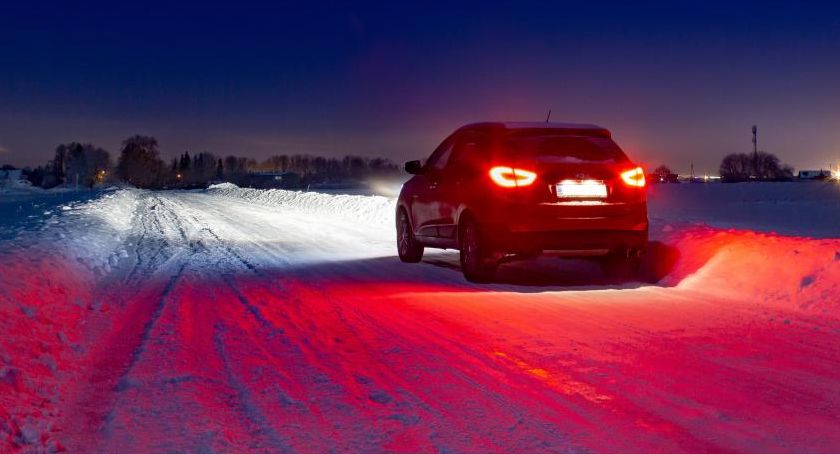 Temperatura coraz bardziej spada. Kiedy wymienić opony na zimówki? 