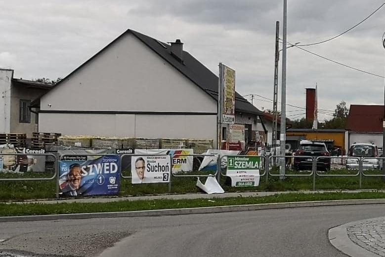 Banery wyborcze na ulicach Bielska Białej. Część wisi w niedozwolonych miejscach