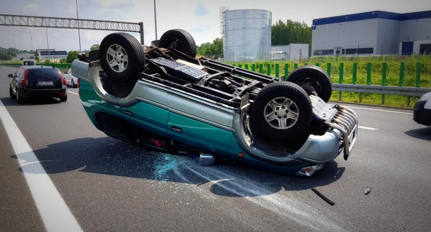 Dachowanie na drodze S-52. Cztery osoby trafiły do szpitala