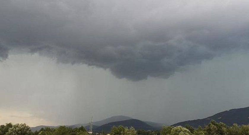 Nad Beskidy nadciągają burze i wiatr