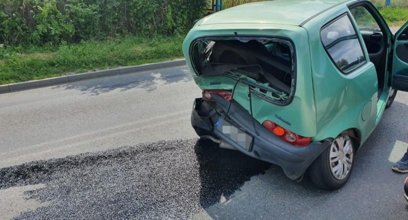 Uderzony w tył Fiat Seicento złożył się jak puszka. Kierująca kobieta trafiła do szpitala