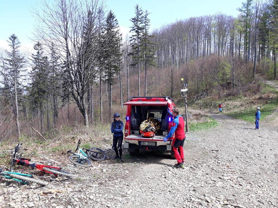 Groźny wypadek rowerzysty na bielskiej tresie Enduro Trials RockNRolla. Poszkodowanego zabrał śmigłowiec LPR
