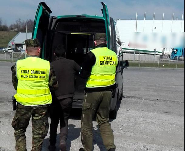 Afgańczycy ukryci w naczepie ciężarówki na terenie Cieszyna