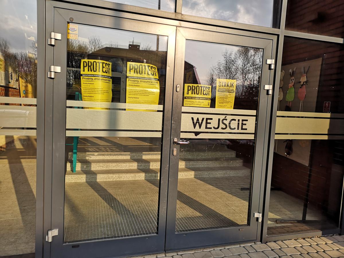 Sytuacja po pierwszym dniu strajku nauczycieli w Bielsku-Białej,Cieszynie i Żywcu. Trwa kompletowanie komisji egzaminacyjnych