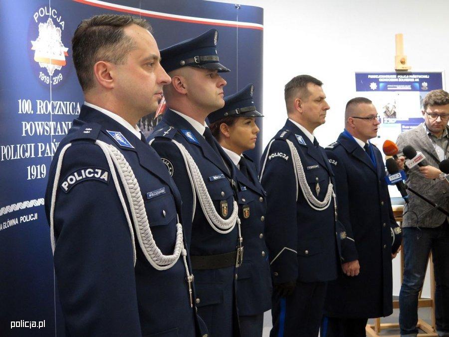 Nowe umundurowanie policji. Koniec z niebielskim kolorem