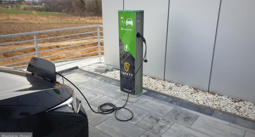 Punkt ładowania samochodów elektrycznych przy DK1 w Czechowicach-Dziedzicach