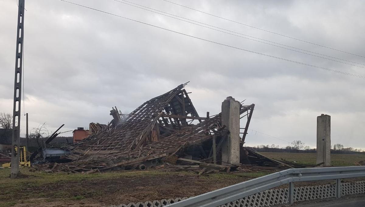 Beskidy: Brak prądu, odwołane pociągi, zablokowane drogi i zerwane dachy. Skutki wichur 