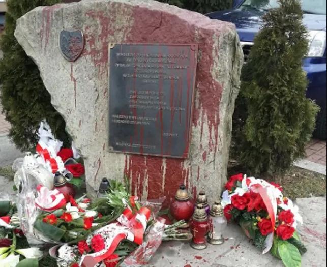 Zniszczono pomnik Żołnierzy Wyklętych w Milówce. Zatrzymano sprawcę (Aktualizacja)