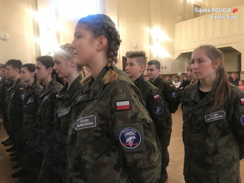 Uroczyste pasowanie kadetów klas mundurowych bielskiego liceum