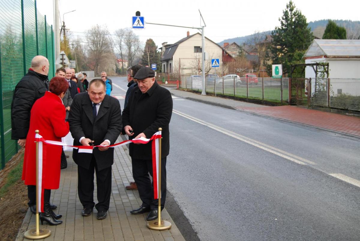 Wójt Gminy Ślemień z wielką fetą otworzył chodnik