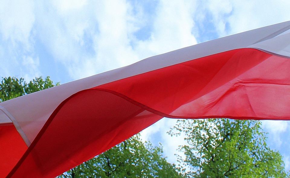 Sto biało-czerwonych flag na stu beskidzkich szczytach