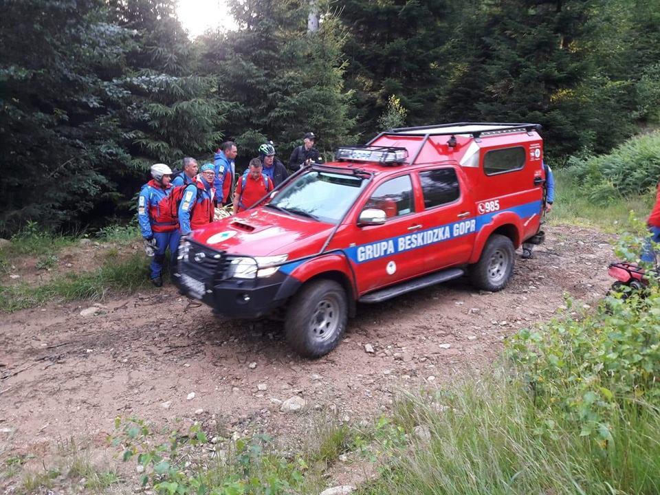 Ratownicy GOPR odnaleźli kobietę leżącą w błotnistym i grząskim gruncie na terene górzystym Wisły