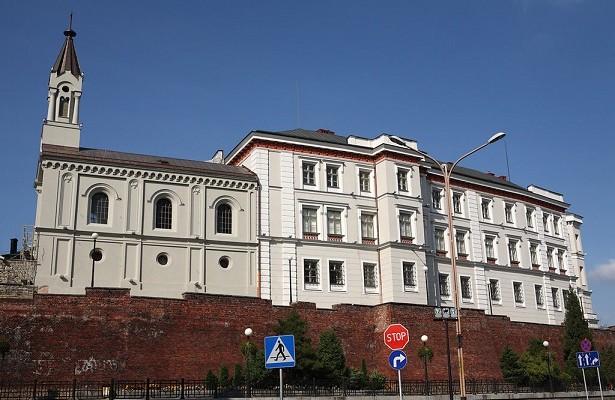 Mur przy Zamku Sułkowskich doczekał się remontu