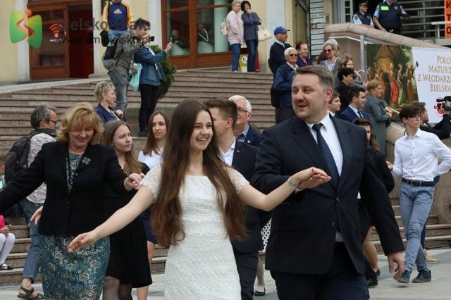 Polonez bielskich maturzystów na Placu Chrobrego