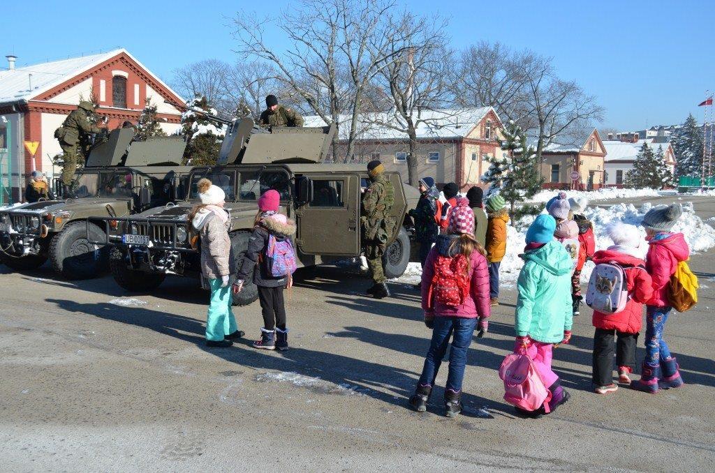 Uczniowie odwiedzili koszary bielskich spadochroniarzy
