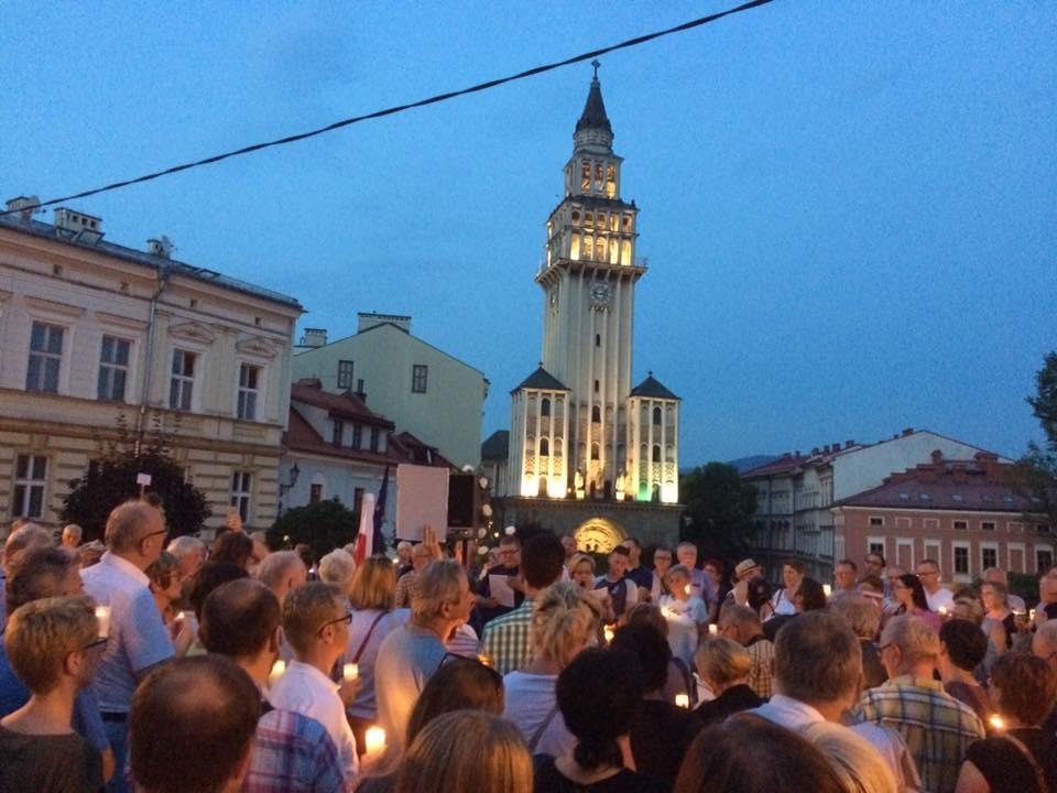 Kilkaset osób protestowało przed sądem w Bielsku Białej