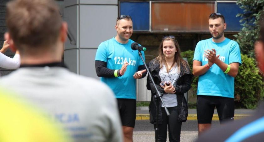 Policjanci ze Strumienia wsparli chorą Wiktorię. Przebyli na rowerze 1234 km